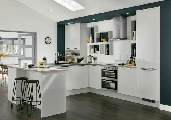 A contemporary Greenwich Gloss kitchen in light grey